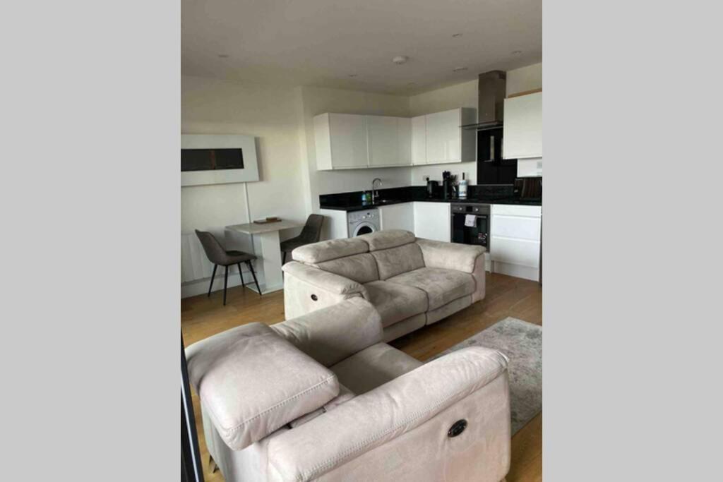 Luxury 1 Bedroom Apartment With Netflix & Parking Borehamwood Exterior foto