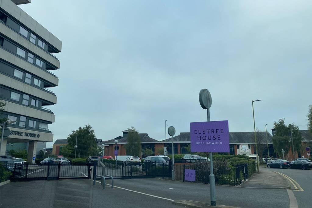 Luxury 1 Bedroom Apartment With Netflix & Parking Borehamwood Exterior foto