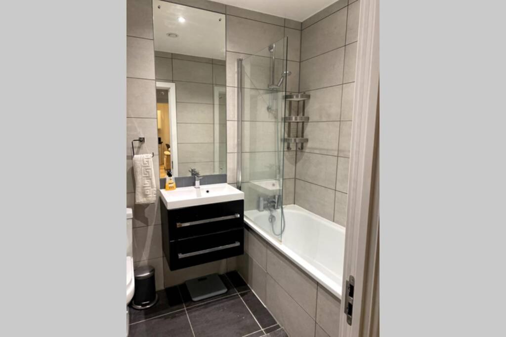 Luxury 1 Bedroom Apartment With Netflix & Parking Borehamwood Exterior foto